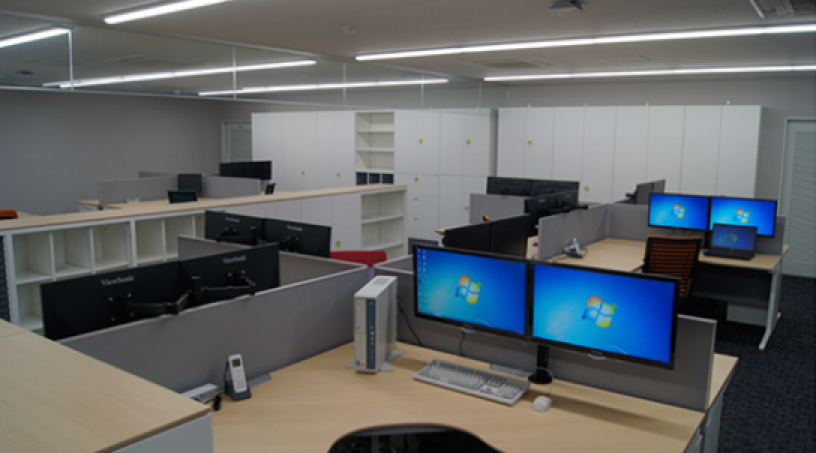 金具を利用したロッカーの固定